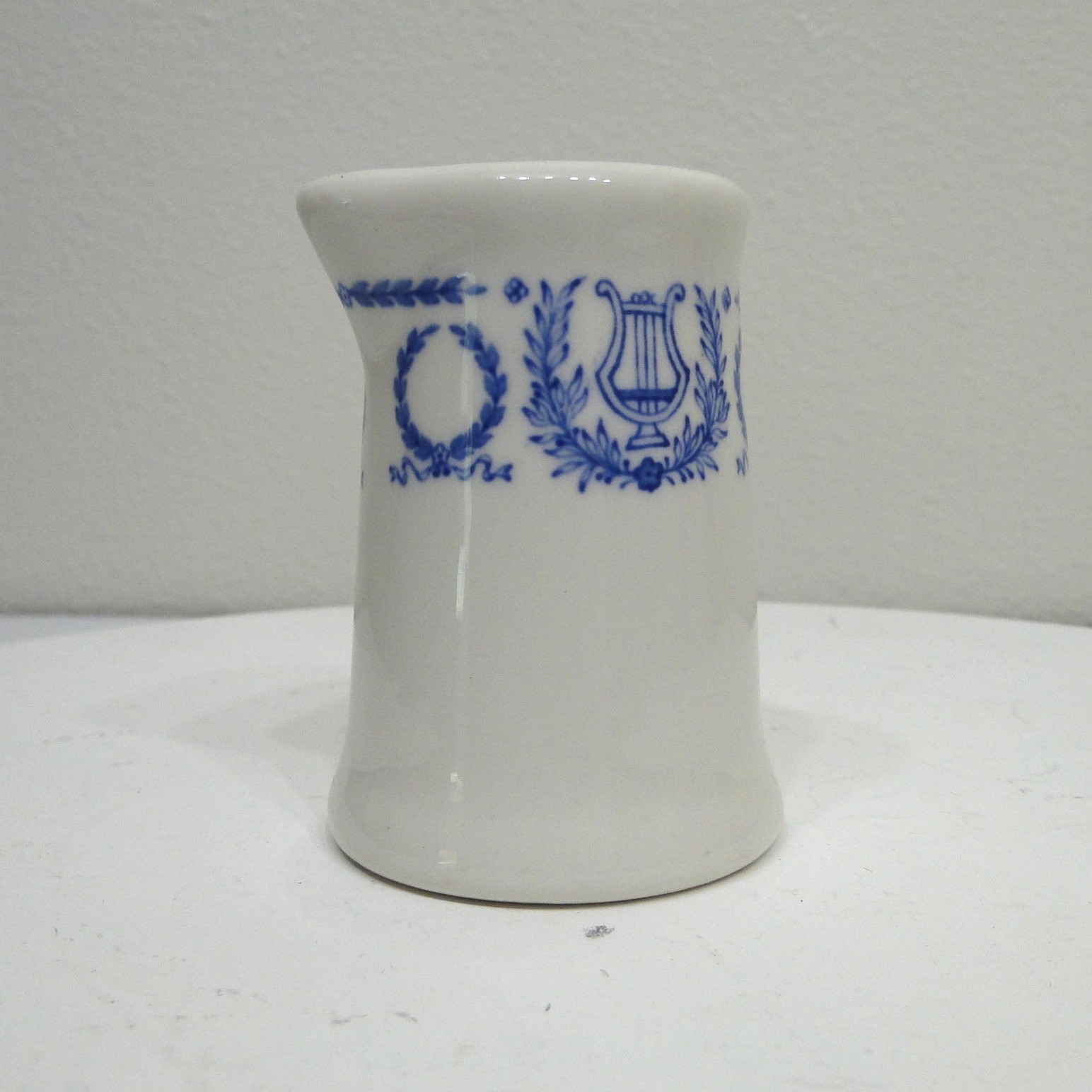 Vintage Syracuse #51500 Morrison Cafeteria Lyre Laurel Wreath Blue White Creamer