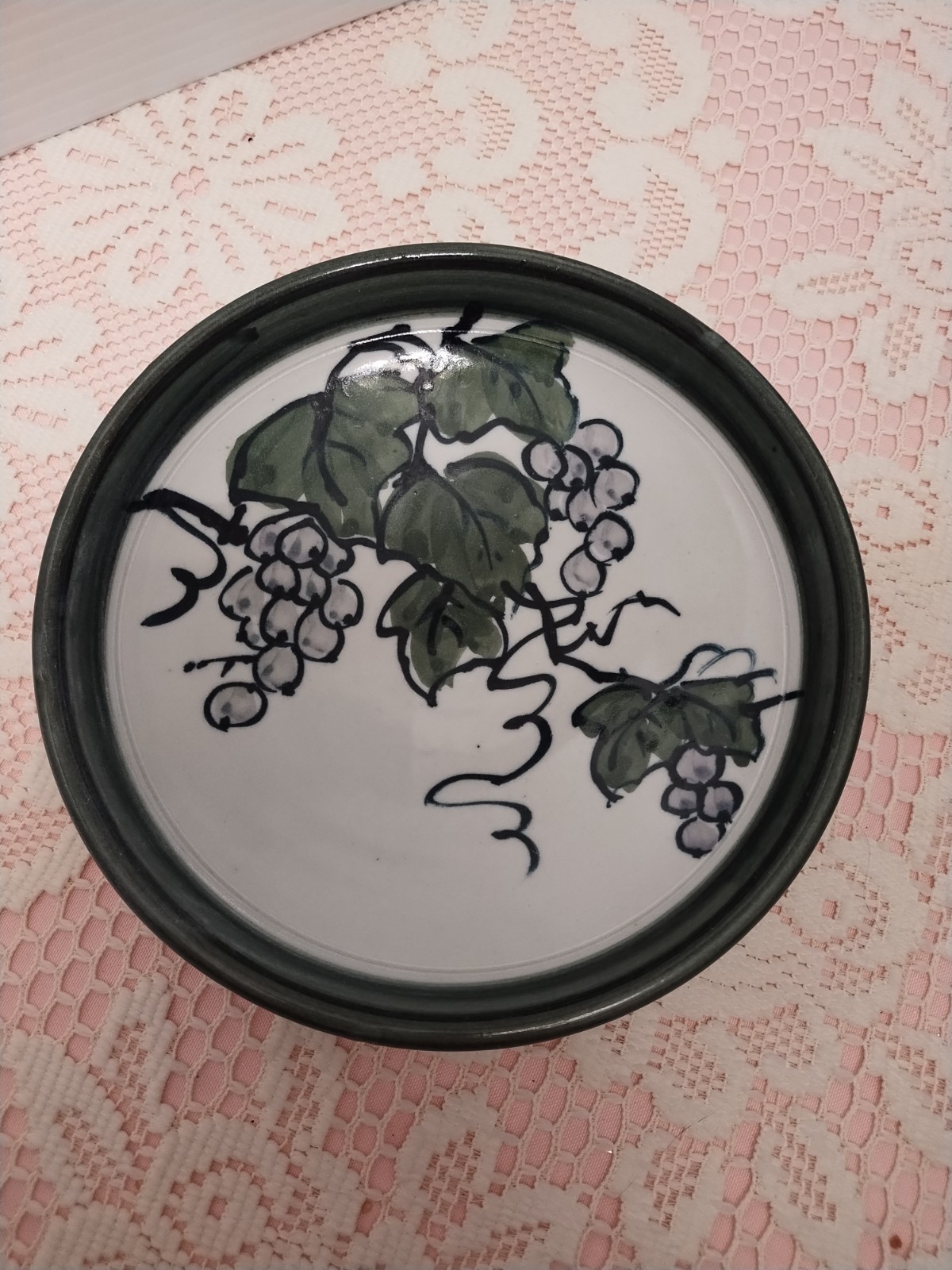 Grapes On Vine Bowl Green Edge 8 In W x 2 In T Hand Painted Stoneware Signed