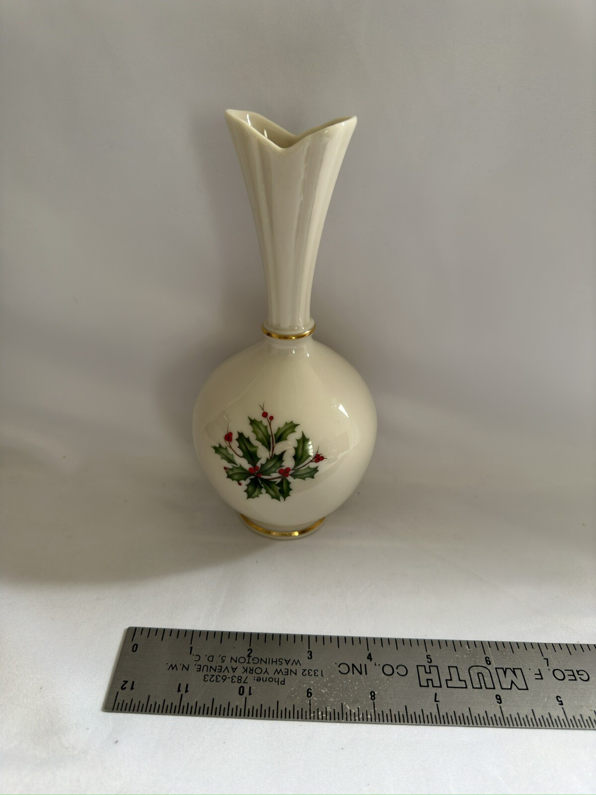 Lenox Holly Berry Fluted Round Bud Vase w/24kt Gold Trim 8” Holiday Christmas