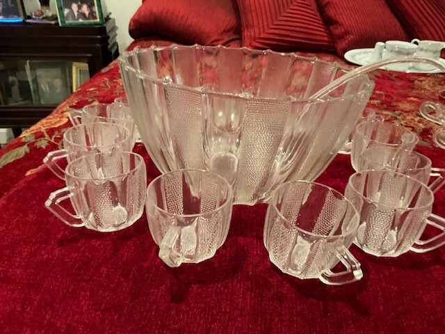 VINTAGE JEANETTE CLEAR GLASS PUNCH BOWL SET – Punch Bowl, Ladle & 13 Cups