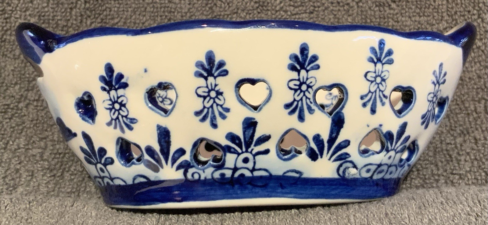 Vintage Hand Painted Delft Blue Oval 5”L x 3.25”W x 1 7/8”H Trinket Dish