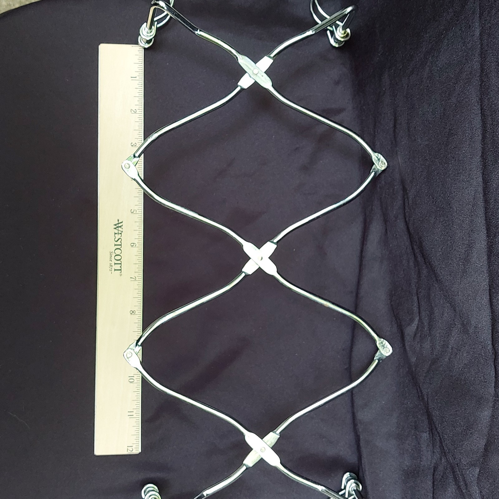 Pfaltzgraff “Yorktowne” Steel Adjustable Accordion Casserole Holder With Handles