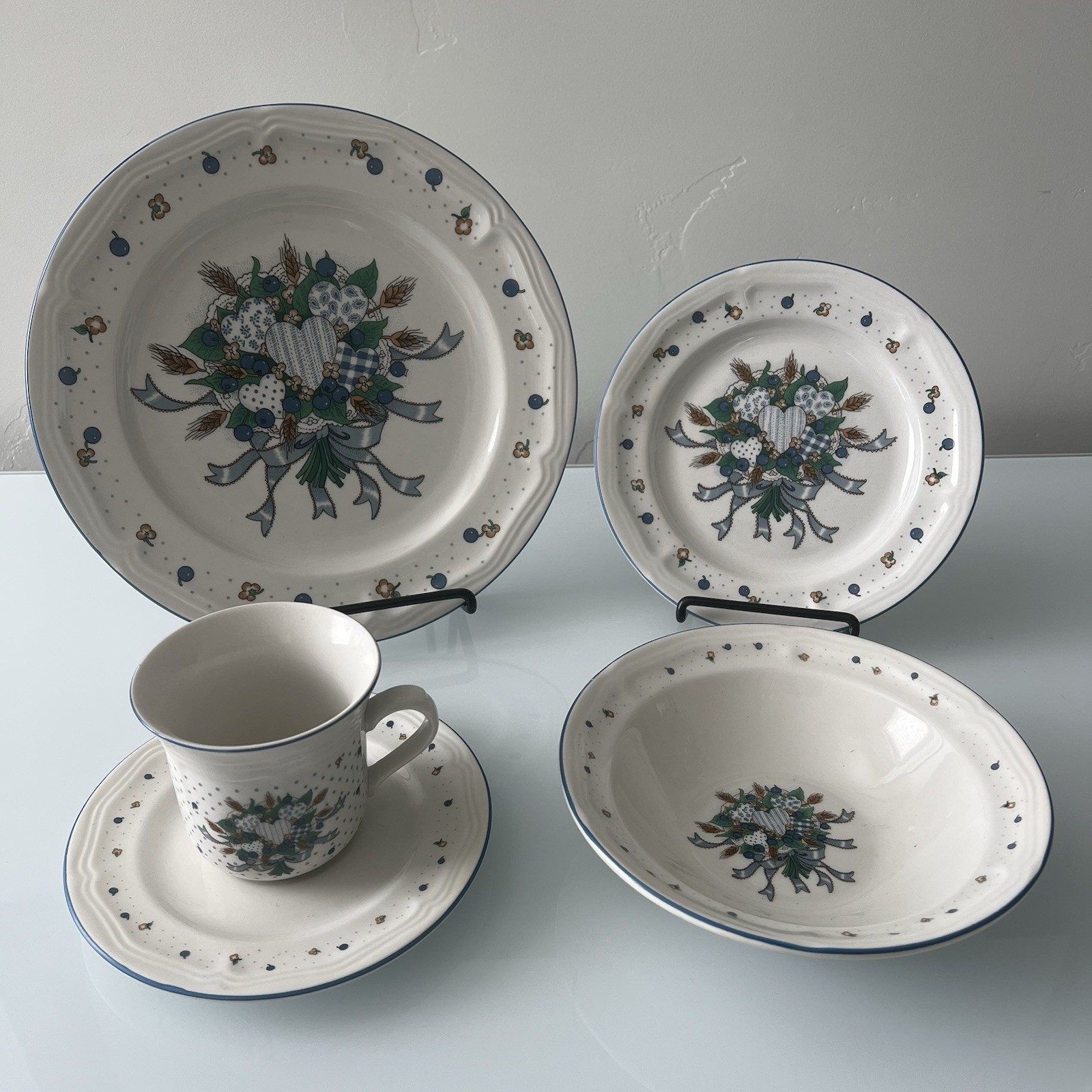 Vintage Tabletops Unlimited Blueberry Hearts 5 Pc Dinnerware Set Plate Cup Bowl