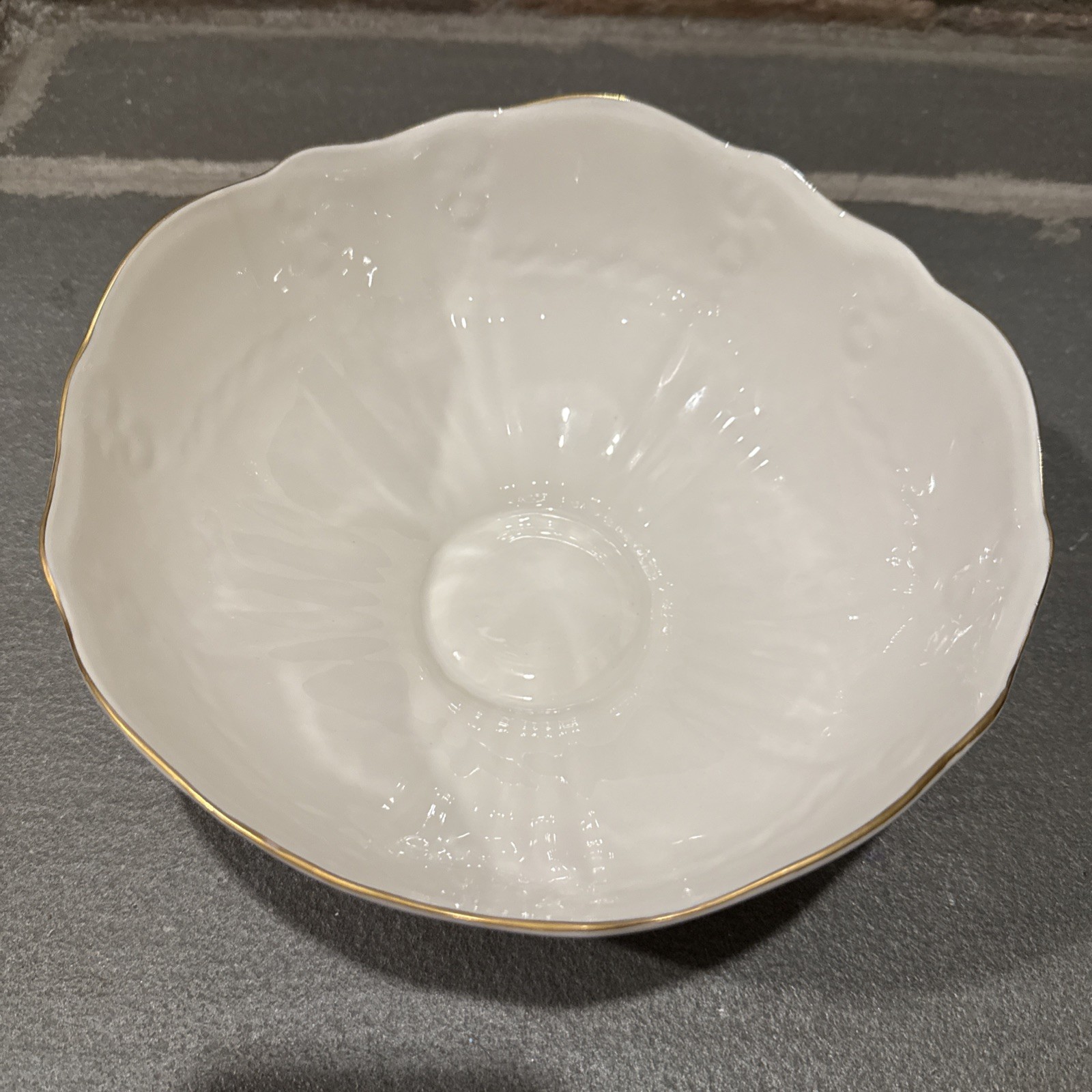 BELLEEK – Georgian Shell – 9″ Round Vegetable Bowl – IRELAND – Pink – Gold Trim