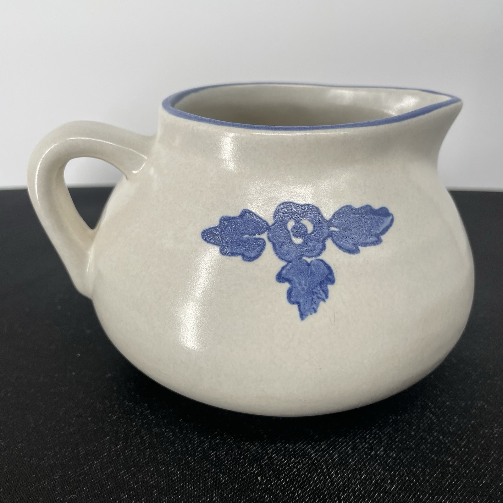 Vintage 70s Pfaltzgraff Yorktowne Gravy Boat Pitcher Creamer Handled Blue White