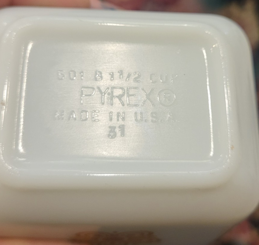 Vintage Pyrex 501 Butterfly Gold 1.5 Cup Refrigerator Dish with Lid