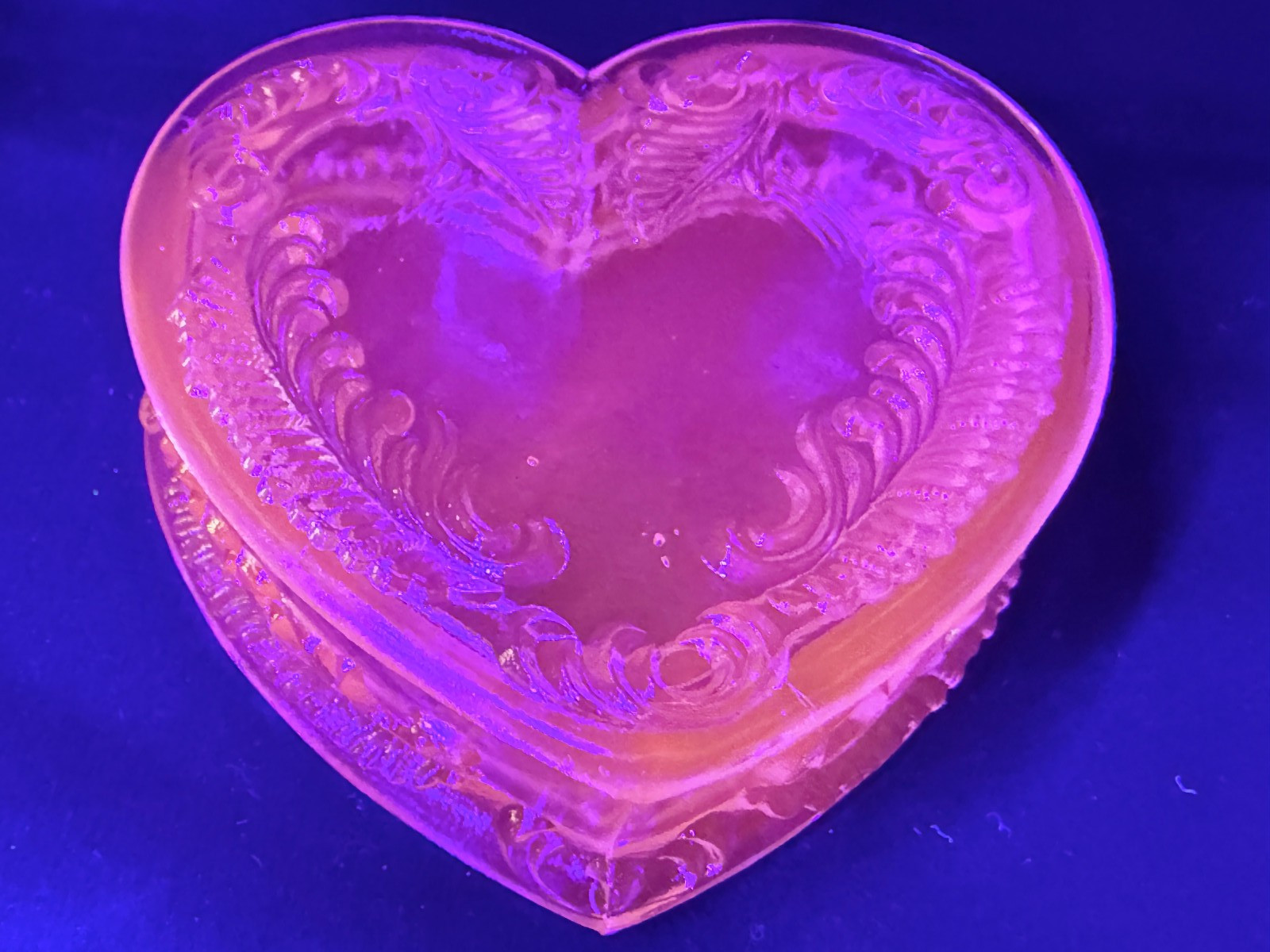 Green Vaseline Uranium art glass Heart Powder makeup box candy dish jewelry glow