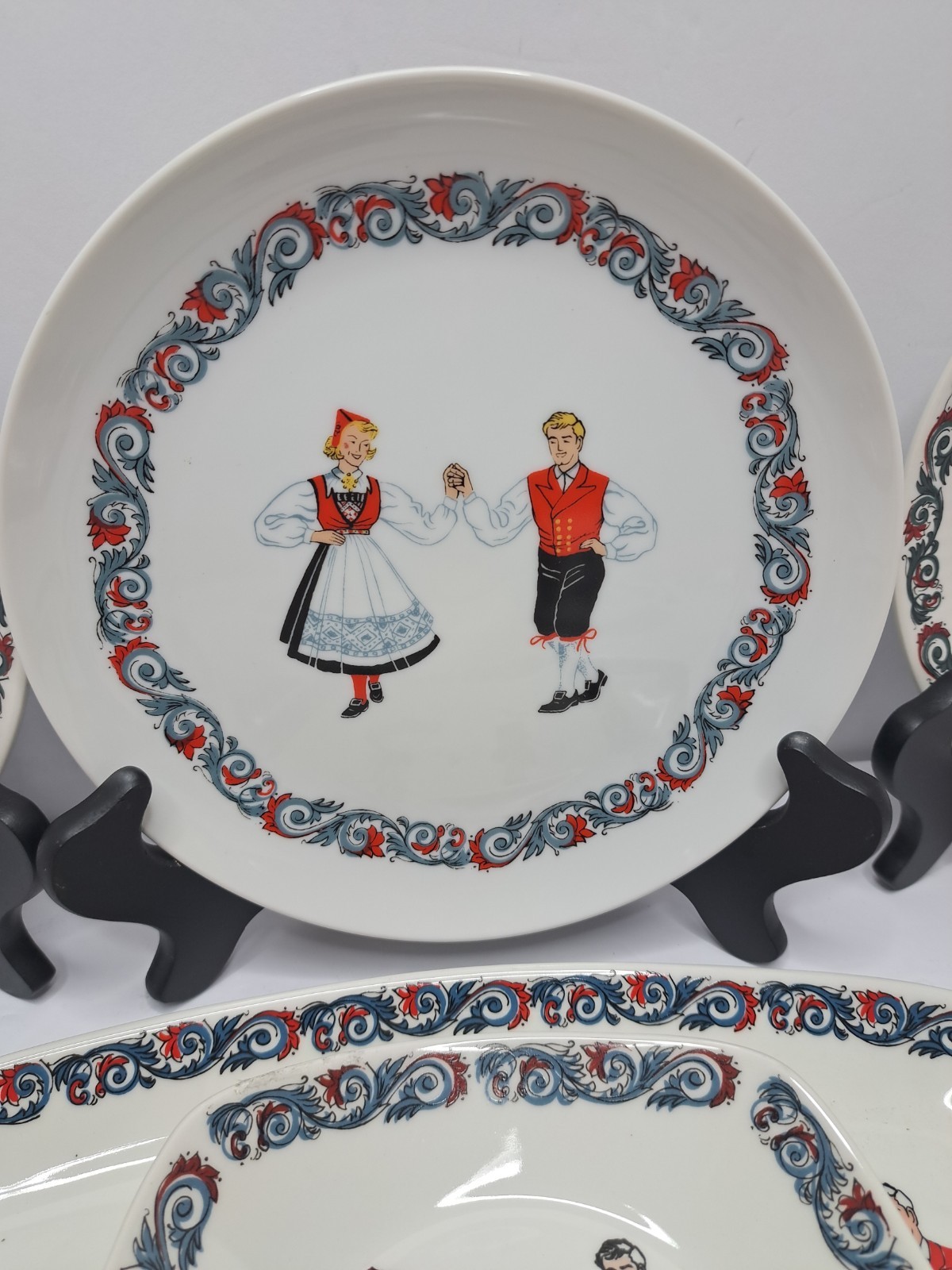 Figgjo Norway 17 Pc Set Hardanger Dancers 6 Ea Cup / Saucer 3 Salad Plate Tray +