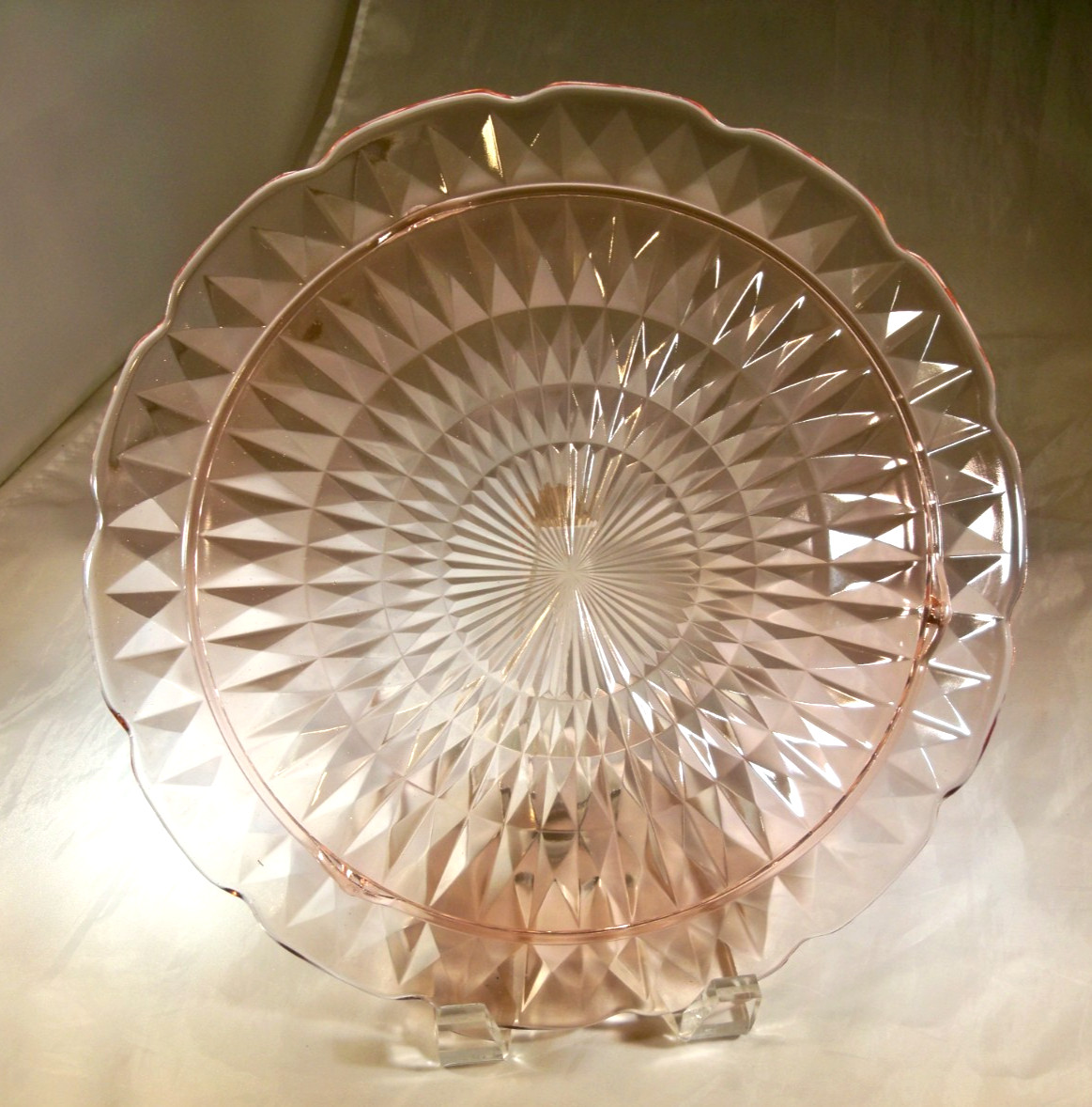 JEANNETTE GLASS CO. WINDSOR DIAMOND PINK 10-3/4″ DIAMETER 3-TOED CAKE PLATE!