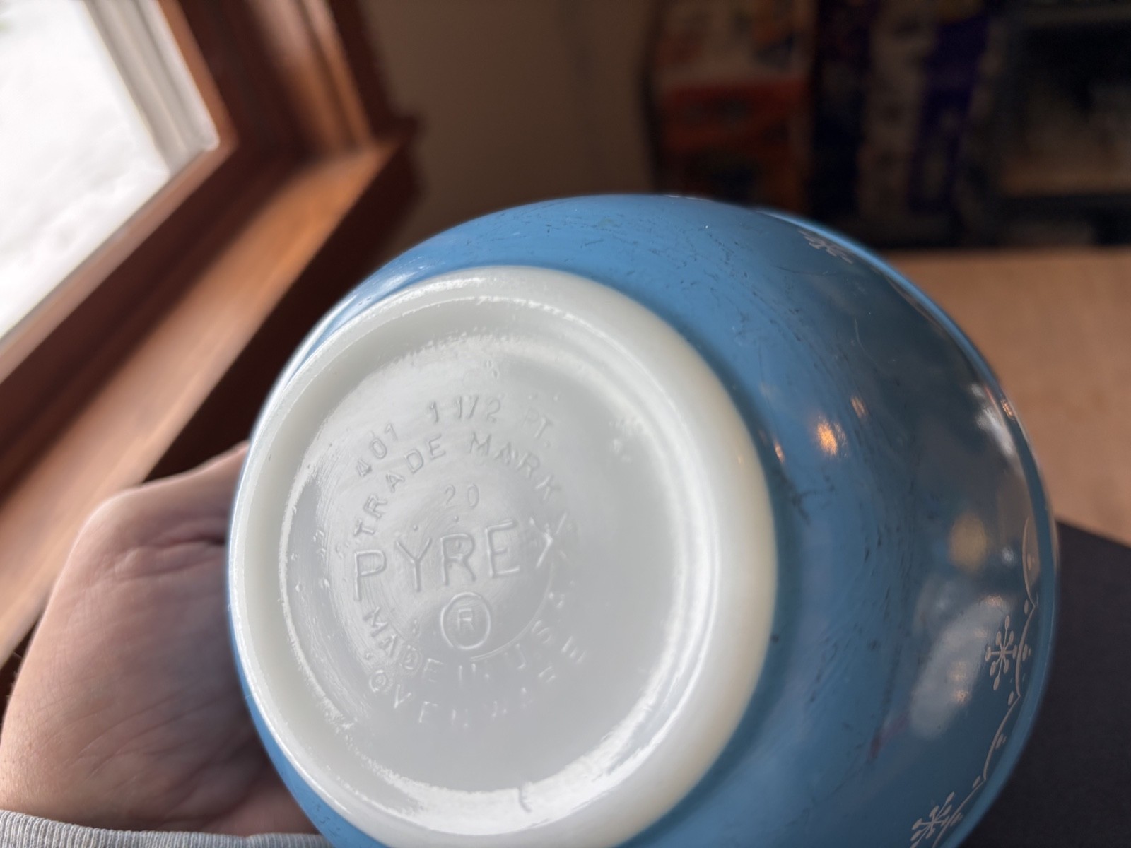 Pyrex Blue w/ White Snowflake 1 1/2Pt 401 Mixing Bowl Good Used Condition