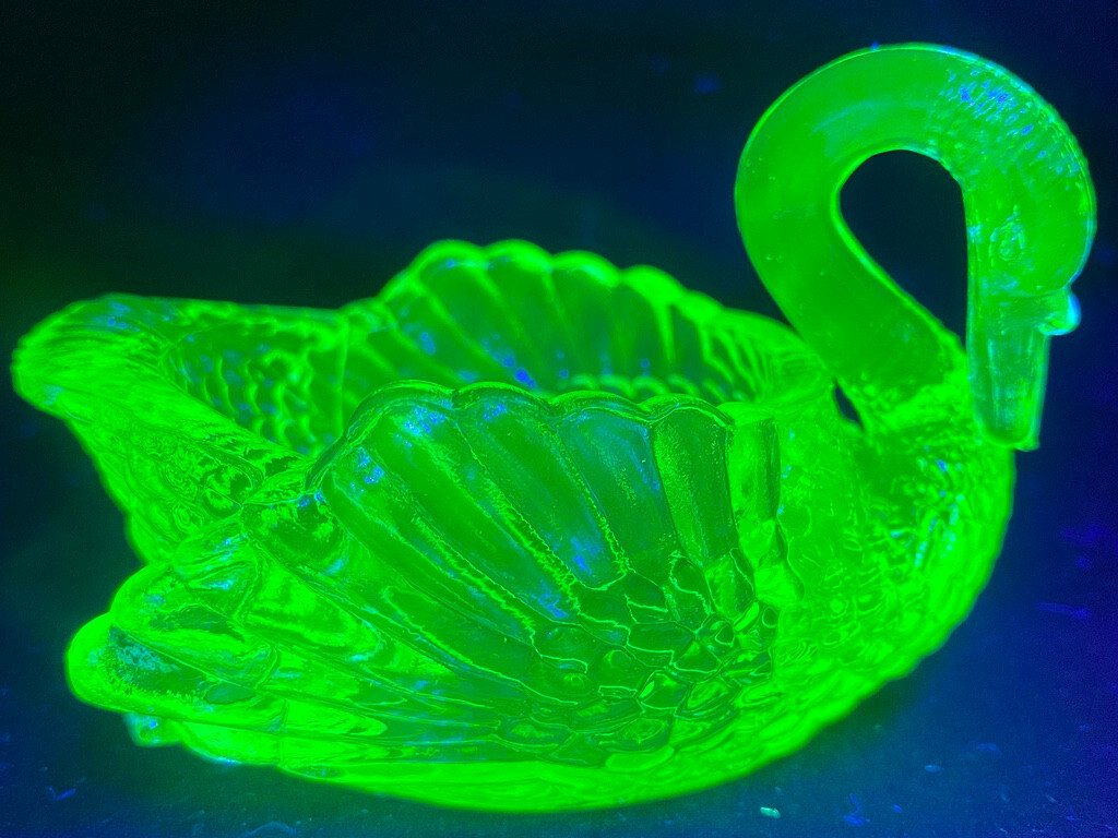 Green Vaseline uranium glass Swan / Easter eggs salt cellar dip duck dish yellow