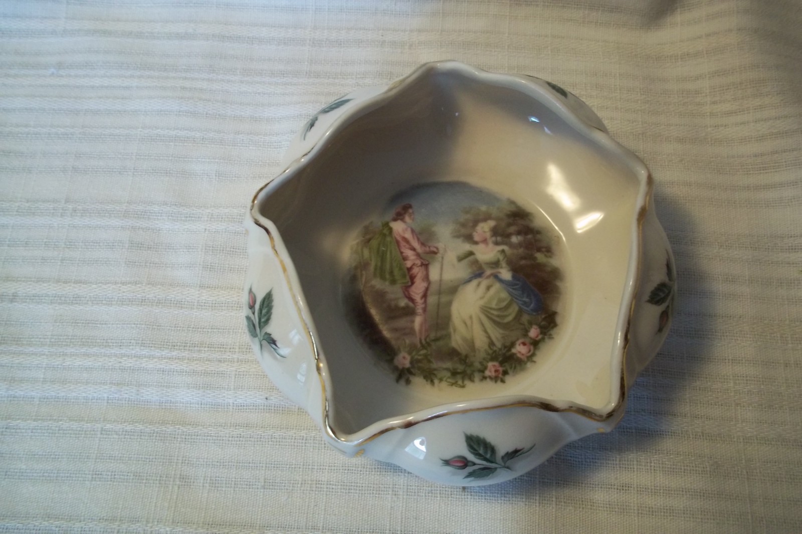 VINTAGE VICTORIAN STYLE BOWL – SCENE IN CENTER – BUD ROSE ON OUTSIDE