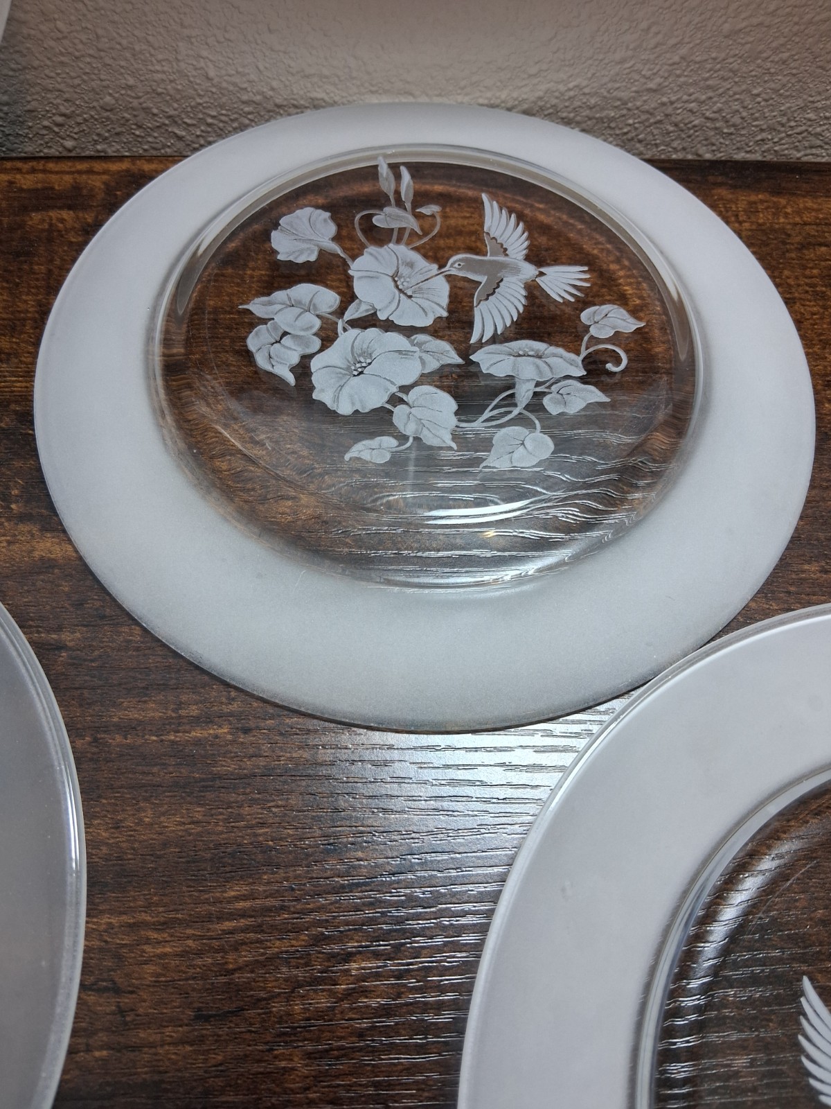 LOT OF 6 VINTAGE 7 7/8″ SALAD DESSERT PLATES AVON HUMMINGBIRD CRYSTAL COLLECTION