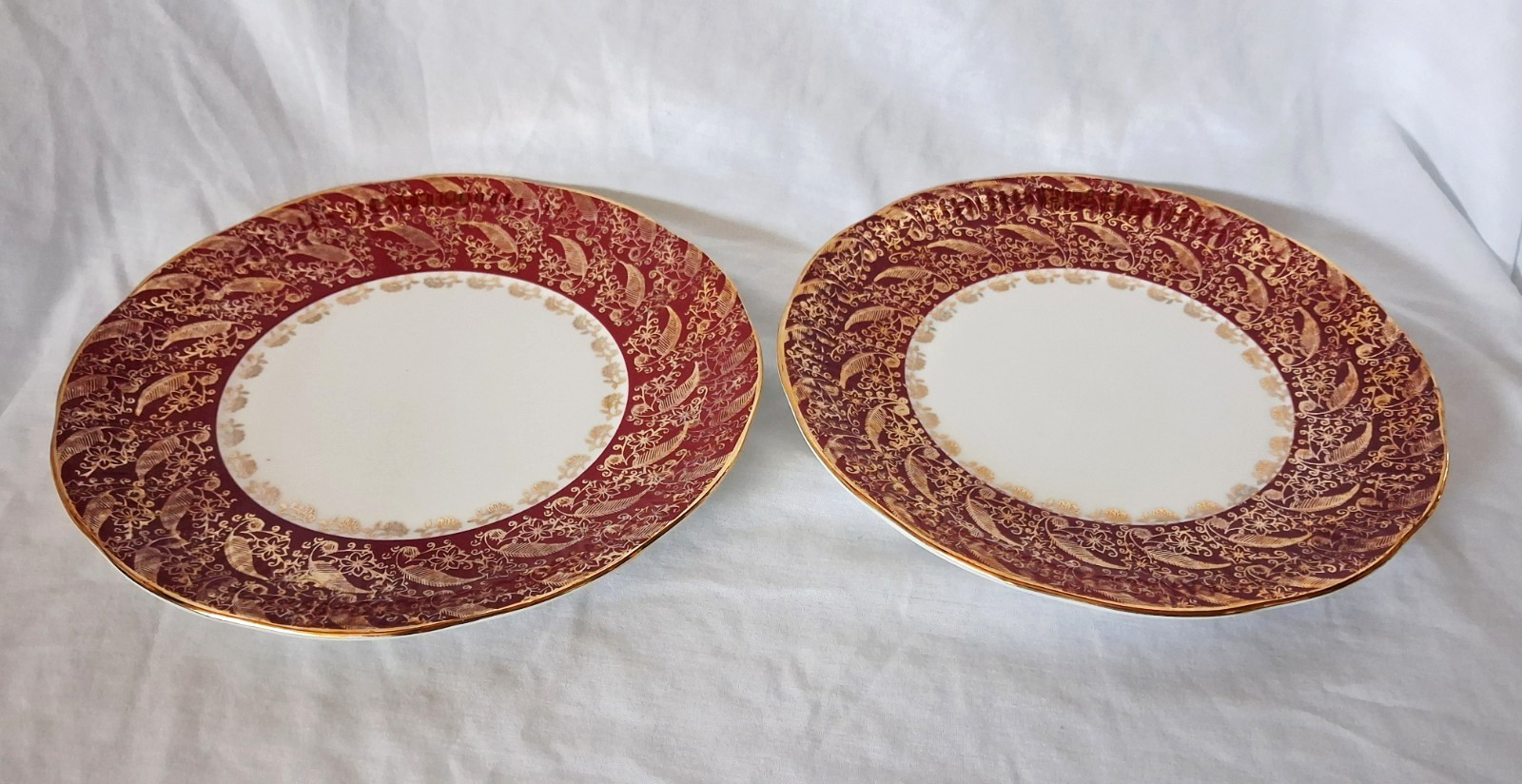 Elizabethan SOVEREIGN RED Luncheon Dinner Plates 9″ Gold Gilt (Set of 2) England