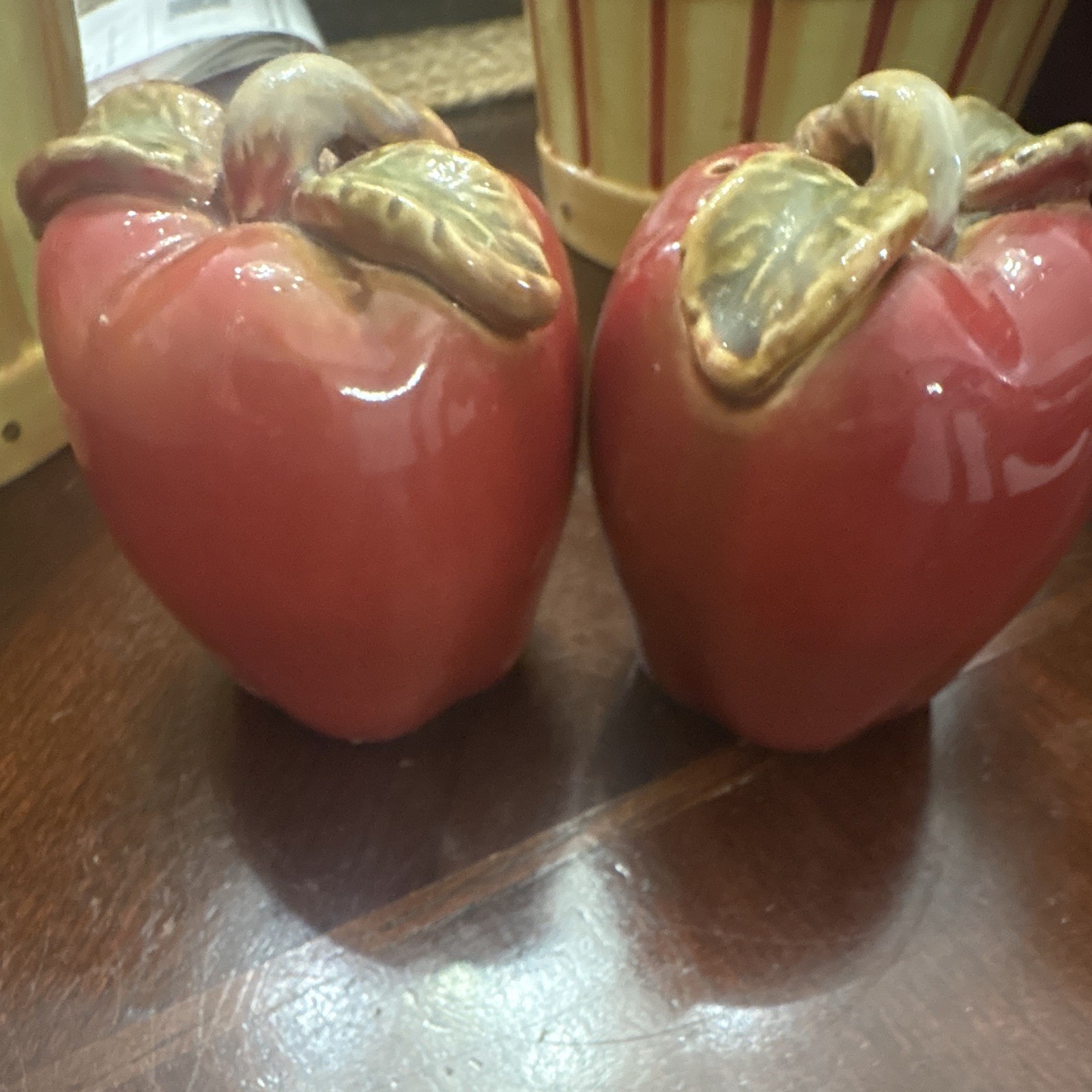 Red Apple Ceramic Salt & Pepper Shaker Set 2pc Glossy Decorative Fruit vintage
