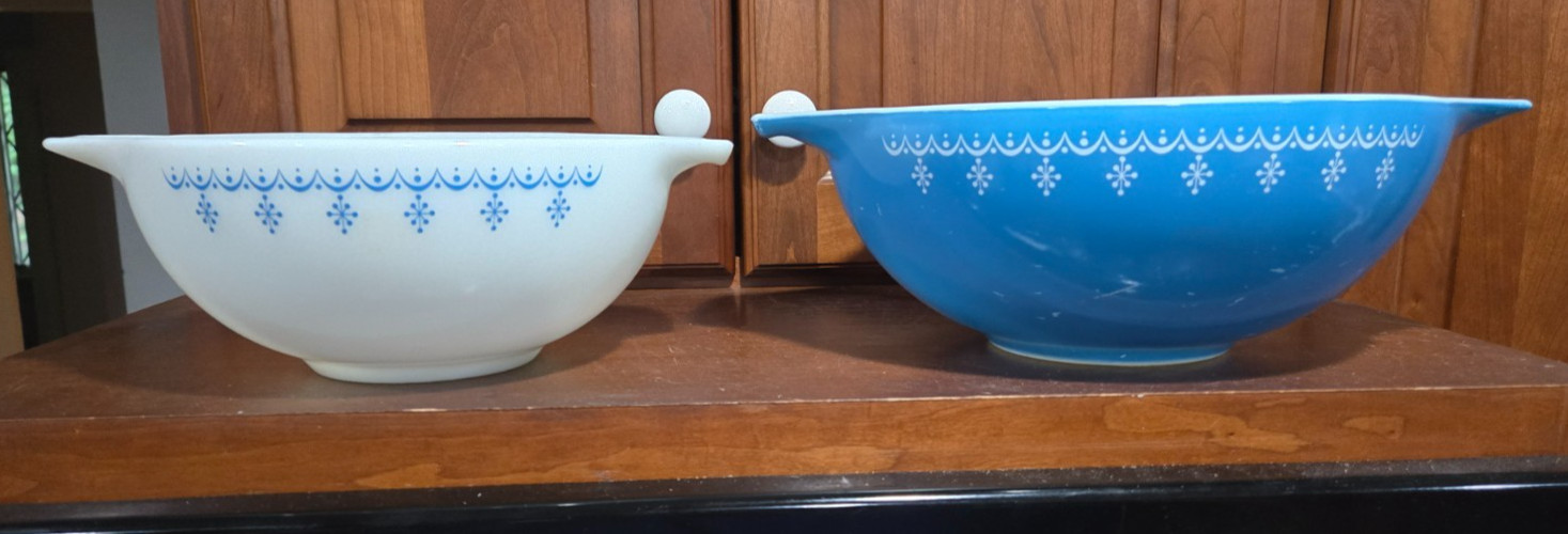 Pyrex 443 (2.5 Qt) & 444 (4 Qt) Snowflake Blue Garland Mixing Bowls – Read