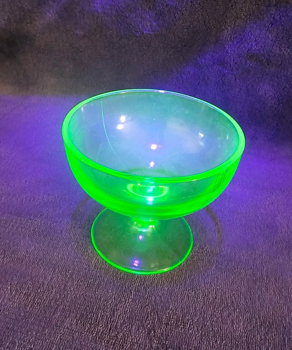 Uranium Green Depression Sherbert Cup, Glows Green Under 395nm & 365nm Light
