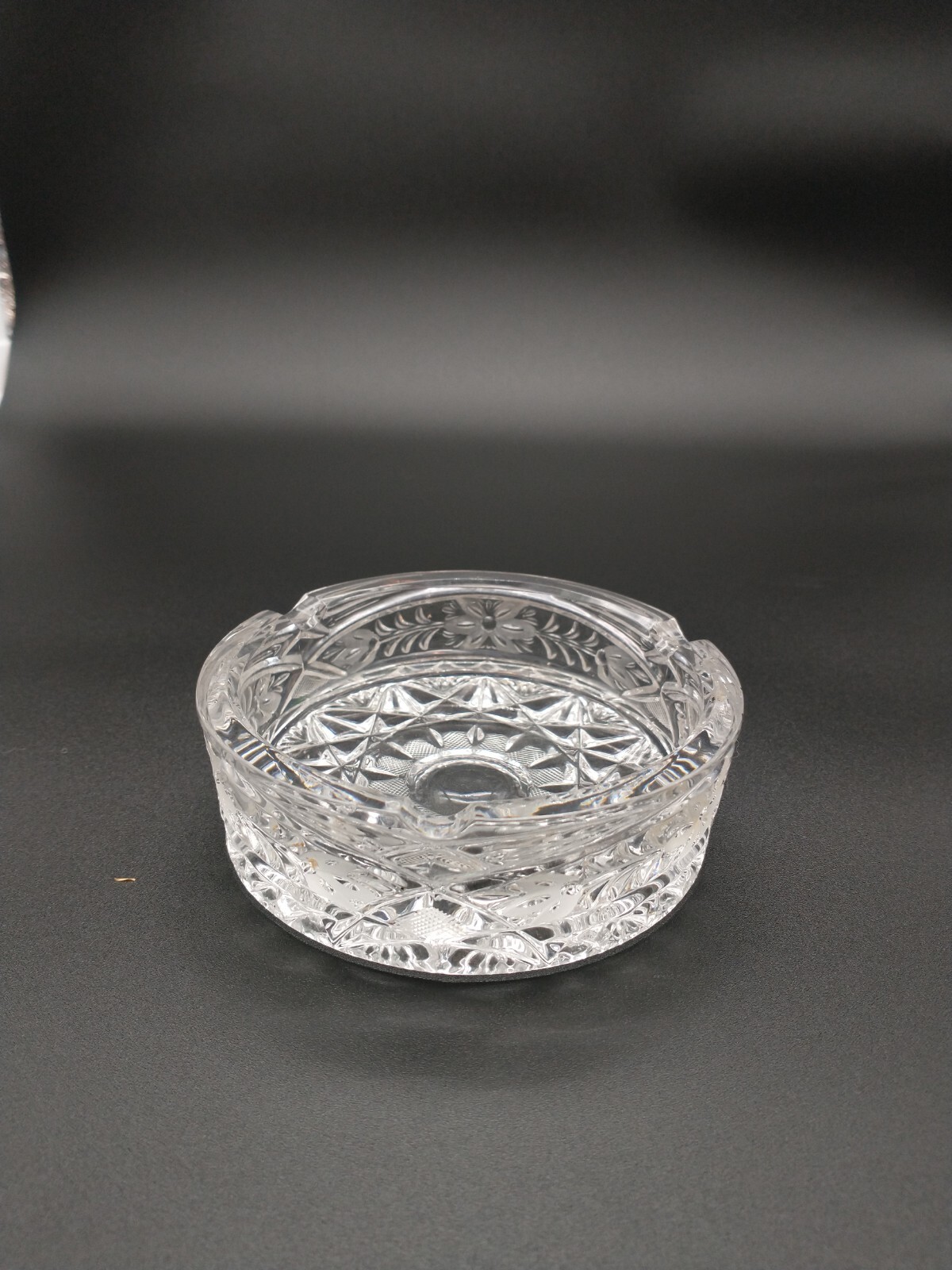 VINTAGE CUT AND ETCHED HEAVY CRYSTAL ASHTRAY Candy Bowl 4 1/2″ Round 1.2 Lb
