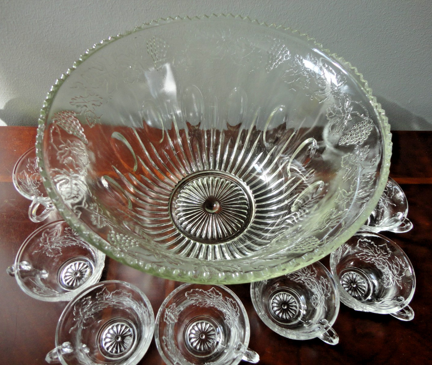 VINTAGE PRINCESS INDIANA HARVEST GRAPE CLEAR GLASS 9 PIECE PUNCH BOWL 8 CUPS SET