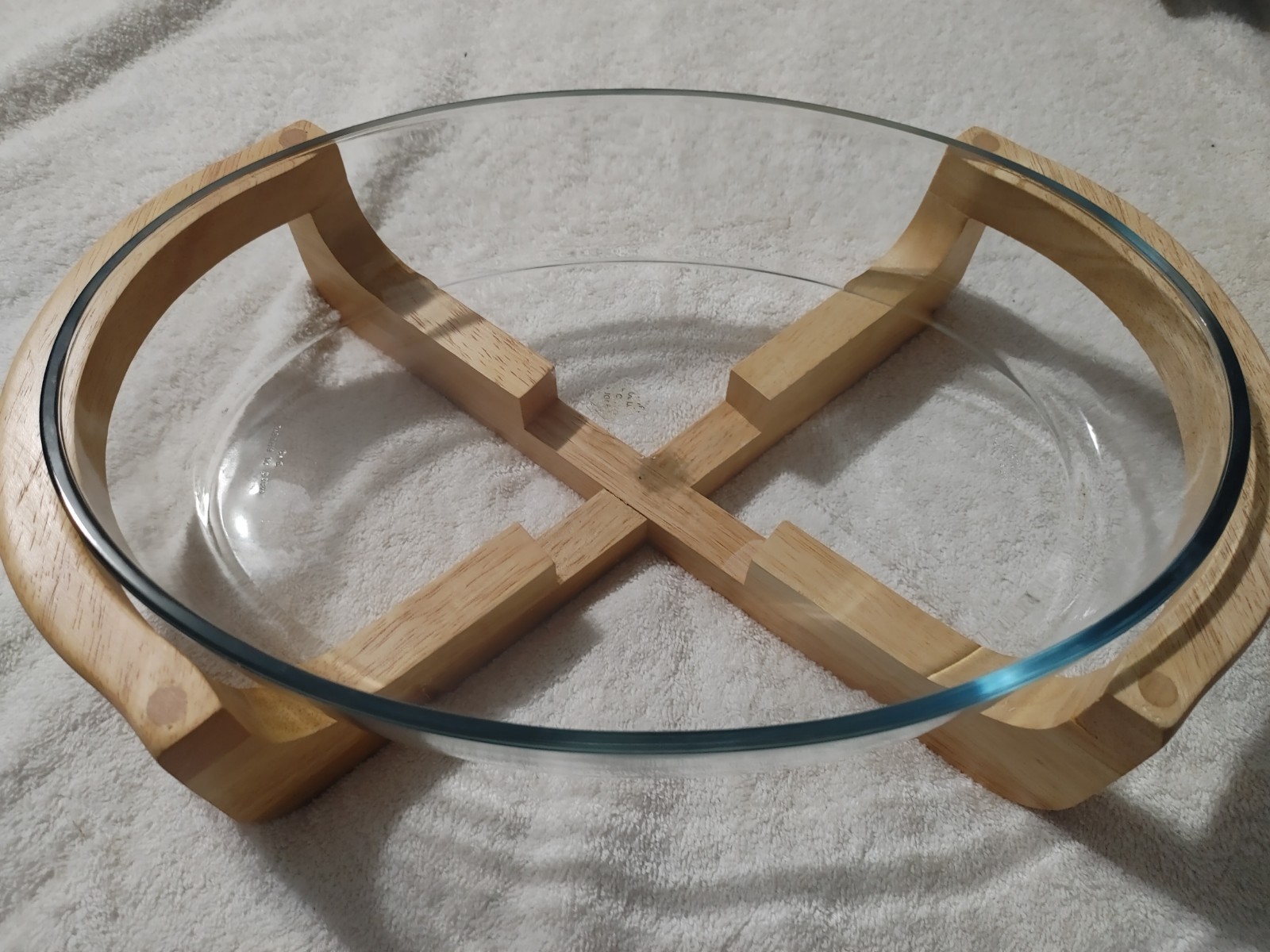 Lipper International 3-Quart Oval Glass Casserole With Beechwood Cradle/Pre-own