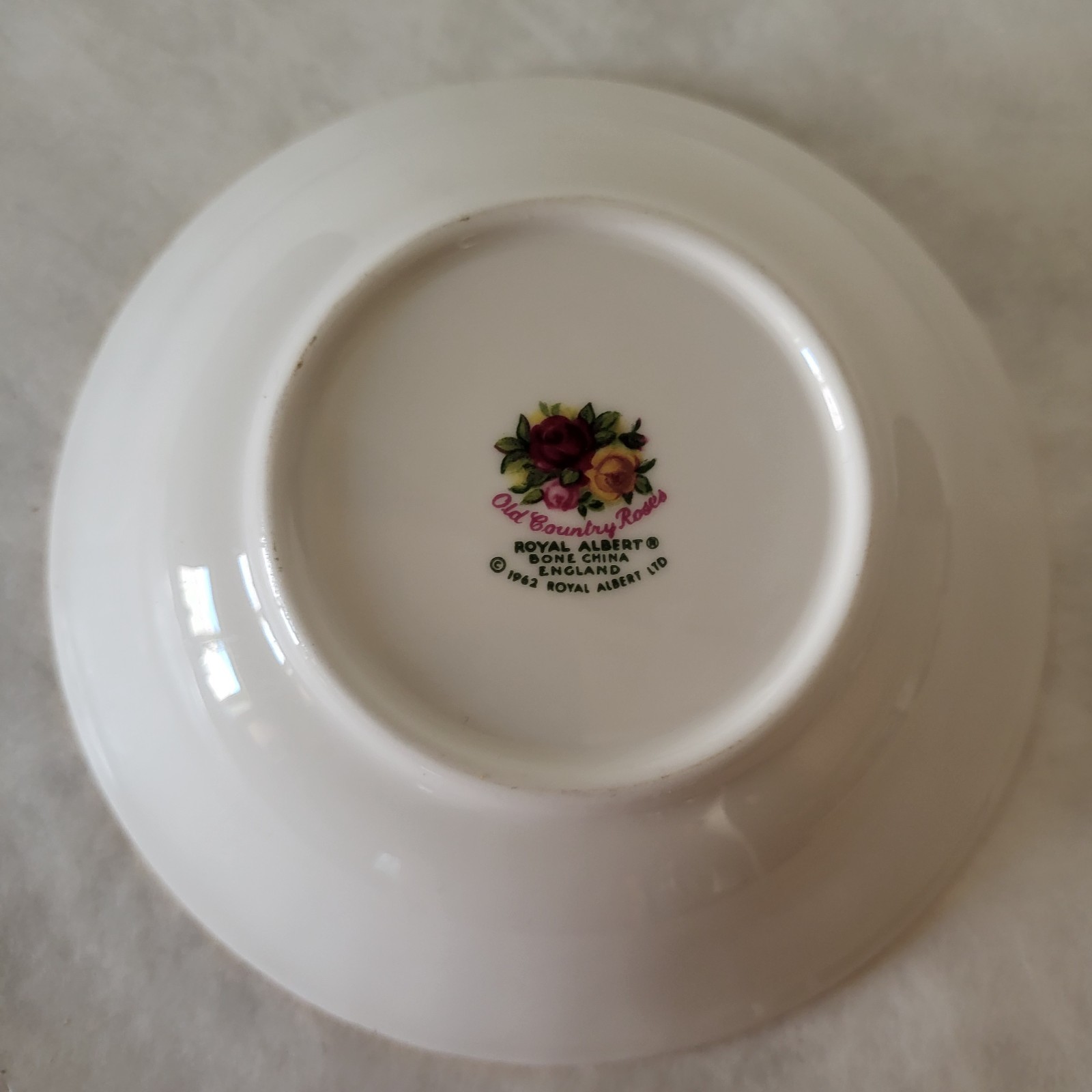 1962 OLD COUNTRY ROSES ROYAL ALBERT ROUND COVERED BUTTER DISH