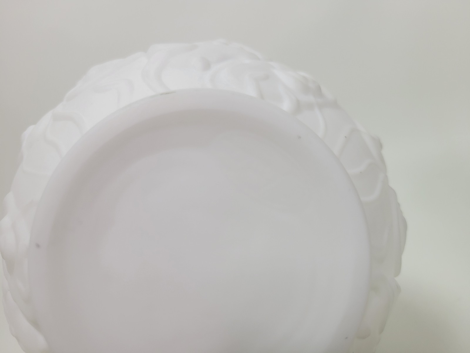 Vintage Fenton Embossed Water Lily White Glass Pitcher 7″
