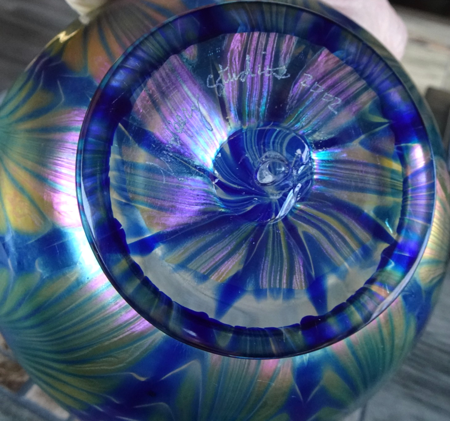 Signed Lundberg Studios Art Glass 2002 Pulled Feather Blue Iridescent Bowl