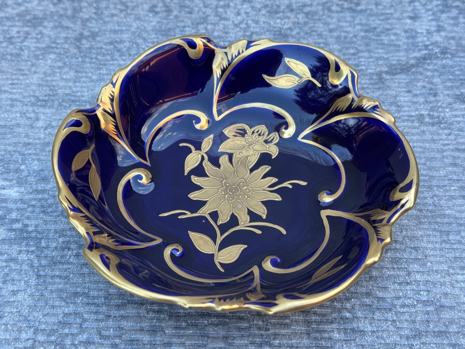ECHT KOBALT BOWL J.L. MENAU COBALT BLUE GOLD LEAF VICTORIAN FLORAL VINE DESIGNS