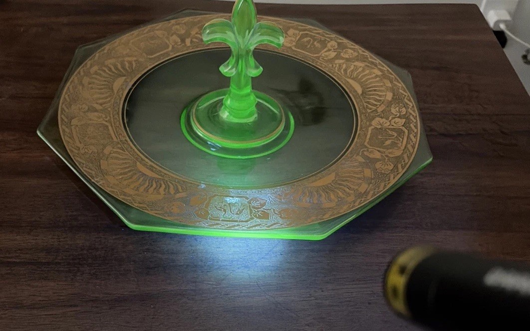 Vintage Fostoria Fleur De Lis Center Handle Glass Serving Tray 11.5″ Uv Reactive