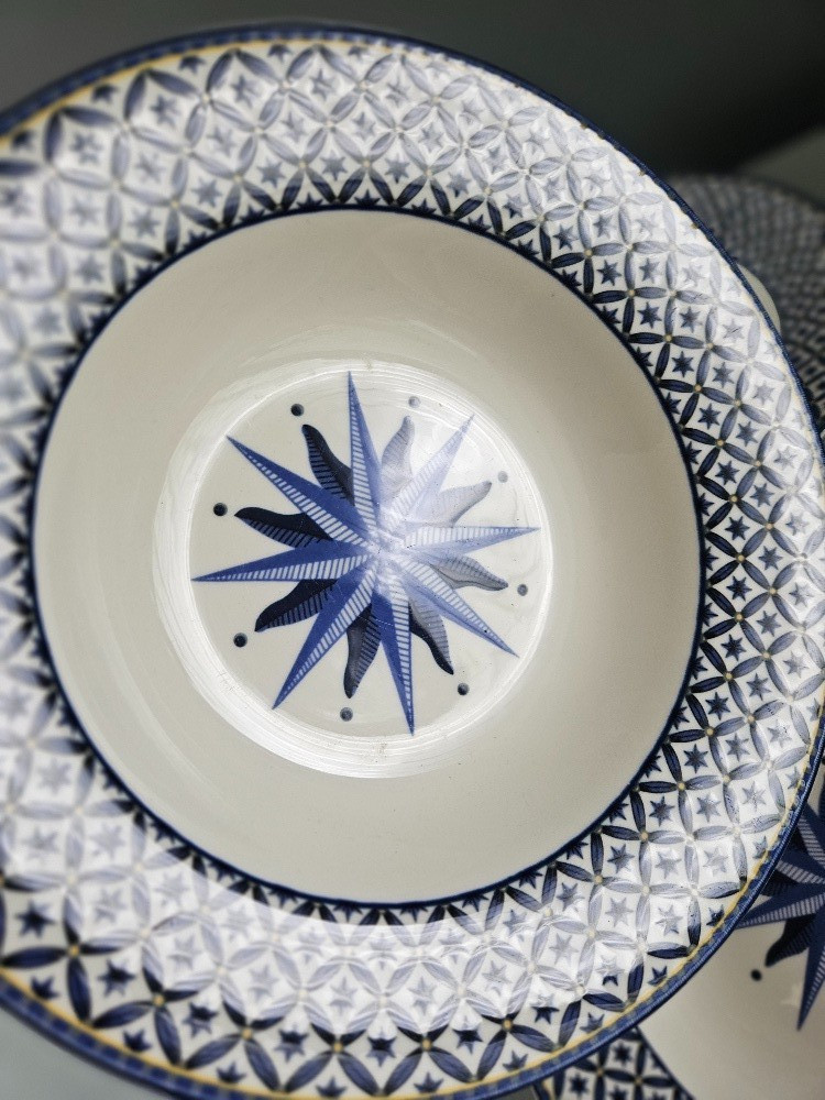 Victoria & Beale Williamsburg Soup Bowls Set of 4 Cobalt Blue Yellow White 8.5″