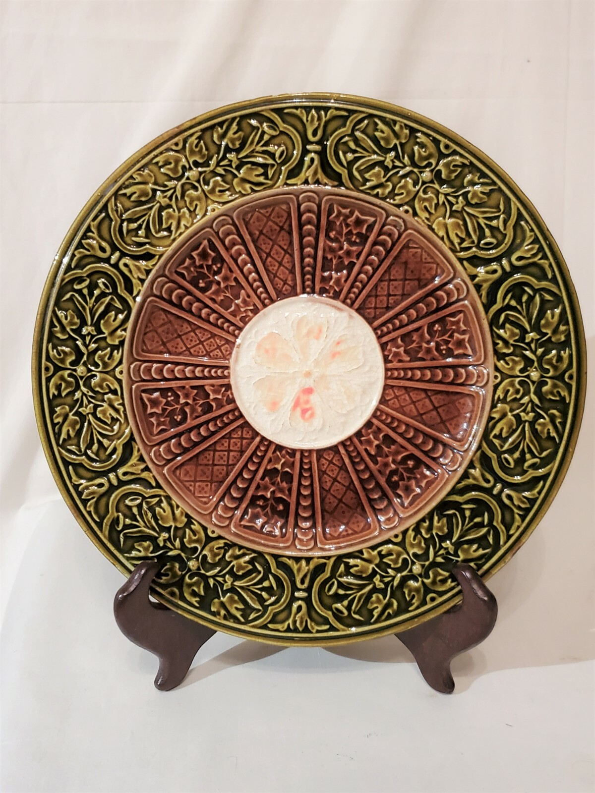 Antique (?) MAJOLICA DARK GREEN & BROWN Raised Relief Flower Center Plate–9”–Gre