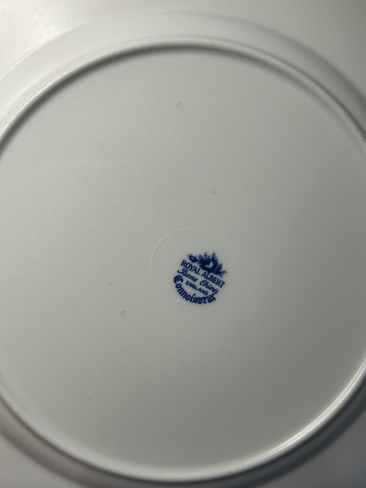 ROYAL ALBERT, CONNOISSEUR- SET OF 4 DINNER PLATES ENGLISH BONE CHINA BLUE WHITE
