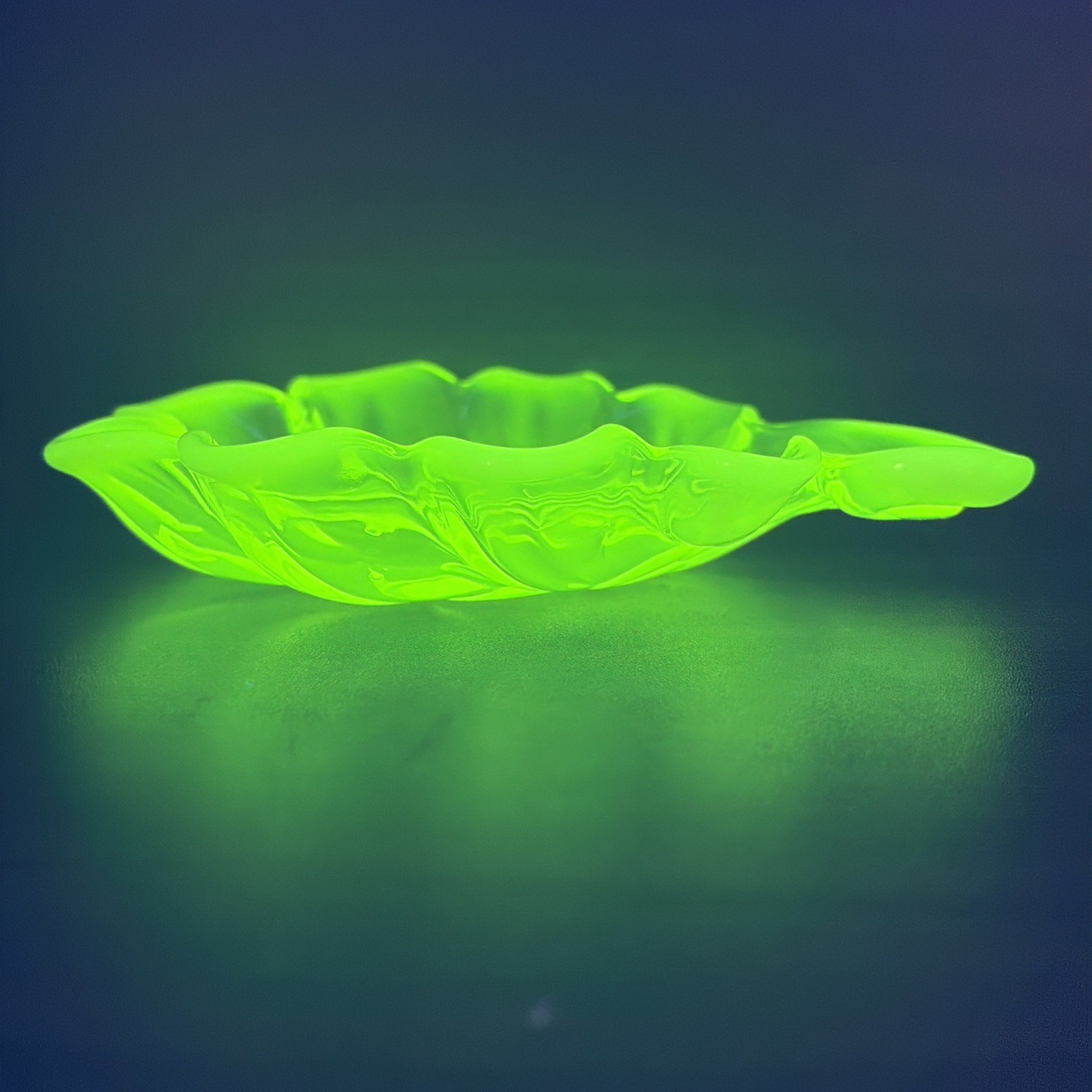 Duncan Miller Clam Sea Shell Trinket Dish 6.5″ Vaseline Uranium Opalescent Glow